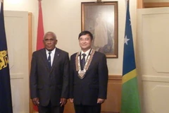 Đại sứ Hoàng Vĩnh Thành (phải) và Toàn quyền Solomon Frank Kabui. (Nguồn: ĐSQ Việt Nam tại Australia)