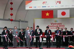 Cắt băng khai mạc Lễ hội Việt Nam 2013. (Ảnh: Hữu Thắng/Vietnam+) 