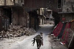 Tay súng nổi dậy Syria tham chiến tại thành phố Aleppo, miền bắc Syria ngày 11/3. (Nguồn: AFP/TTXVN)