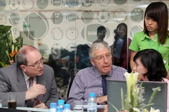 Hiệu trưởng trường ĐH Glyndwr, Michael Scott, (bìa trái) giao lưu trực tuyến với độc giả Việt Nam. (Nguồn: vtc.vn)