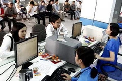 Bán vé tàu tại Ga Sài Gòn. (Ảnh: Hoàng Hải/TTXVN)