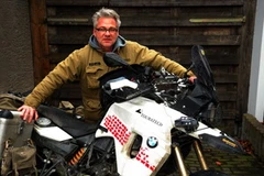 Lothar A Baltrusch bên chiếc môtô BMW F800 GS. 