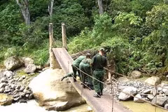 Các binh sĩ Venezuela chuẩn bị phá một cây cầu giữa Venezuela và Colombia. (Ảnh minh họa: Internet)