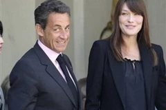 Phu nhân Tổng thống Pháp xuất hiện cùng chồng trong chiếc áo rộng. (Nguồn: Internet)