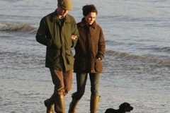 Hoàng tử Willam và Công nương Katherine với chú cún cưng tại bãi biển ở Anglesey, xứ Wales. (Nguồn: Internet) 