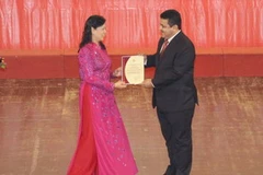 Trao giải đặc biệt cho Đại sứ Palestine tại Việt Nam, Saadi Salama. (Ảnh: Anh Tuấn/TTXVN)