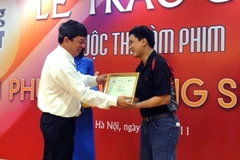 Tác giả của phim ngắn "Đi học bằng mảng tre" nhận giải Nhì của Ban tổ chức. (Ảnh: Thiên Linh/Vietnam+)