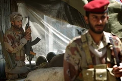 Binh sỹ quân đội Yemen tuần tra tại thủ đô Sanaa ngày 22/10. (Nguồn: AFP/TTXVN)