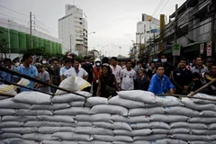 Phe "áo đỏ" dựng hàng rào chướng ngại vật gần giao lộ Ding Daeng ở thủ đô Bangkok ngày 17/5. (Nguồn: AFP/TTXVN) 