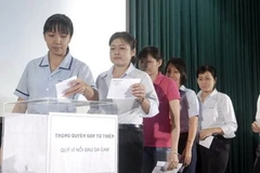 Cán bộ TTXVN tại TP.HCM ủng hộ Quỹ vì nỗi đau da cam. Thế Anh/TTXVN)