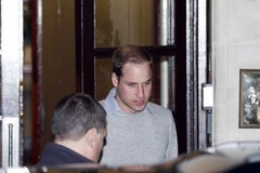 Hoàng tử William rời Bệnh viện King Edward the VII ở London, nơi nữ Công tước xứ Cambridge đang điều trị ốm nghén đêm 3/12. (Ảnh: AFP)