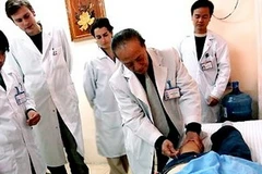 Giáo sư Nguyễn Tài Thu, nguyên Viện trưởng Viện châm cứu Trung ương đang châm cứu cho người bệnh. (Nguồn: Internet)