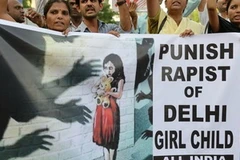 Biểu tình phản đối vụ hiếp dâm bé gái 5 tuổi ở New Delhi. (Ảnh: AFP)