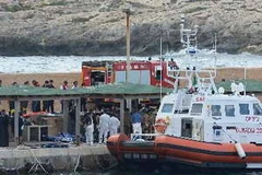 Lực lượng cứu hộ đưa thi thể các nạn nhân của vụ lật tàu tại đảo Lampedusa, Italy lên bờ. (Nguồn: AFP/TTXVN)