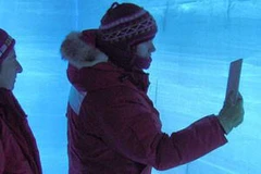 Các nhà khoa học kiểm tra băng bên trong một hố tuyết tại Nam Cực. (Nguồn: dailyclimate.org) 