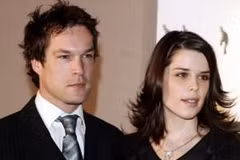 Vợ chồng Neve Campbell-John Light thời còn mặn nồng. (Nguồn: Internet)