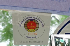 Phù hiệu Thanh tra GTVT dán trên xe taxi. (Nguồn: tienphong.vn)