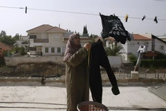 Người Palestine tại khu vực đối diện với khu định cư Do Thái Elkana ở phía Bắc khu Bờ Tây. (Nguồn: AFP/TTXVN)