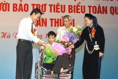 Em Nguyễn Lê Hoàng Trung (tỉnh Bình Phước) được tặng học bổng tại hội nghị.( Ảnh: Hữu Việt/TTXVN) 