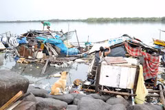Nhiều khu nhà ổ chuột ở ngoại ô Manila đã bị tàn phá sau khi cơn bão Côn Sơn tràn qua ngày 14/7. (Nguồn: AFP/TTXVN)
