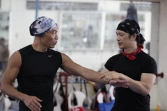 Dustin Nguyễn và Roger Yuan trên sàn tập. (Nguồn BHD)