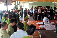 Làm thủ tục xác nhận thi thể nạn nhân. (Ảnh: Quách Lắm/TTXVN)