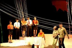 Một trích đoạn trong vở kịch "Cô gái đội mũ nồi xám" của Lưu Quang Vũ. (Ảnh: Trần Thanh Giang/TTXVN)