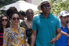 Cặp đôi Beyonce và Jay-Z trên đường phố Cuba. (Nguồn: AP)