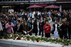 Người dân Na Uy đặt hoa tưởng niệm các nạn nhân vụ khủng bố trước Tòa thị chính ở Oslo. (Nguồn: AFP/TTXVN)
