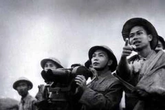 Đại tướng Võ Nguyên Giáp (giữa) quan sát trận địa Điện Biên Phủ lần cuối trước khi nổ súng. (Ảnh: TTXVN)