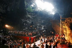 Biểu diễn hòa nhạc thính phòng trong hang Đầu Gỗ. (Ảnh: Dương Phượng Đại)