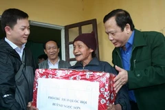 Phó Chủ tịch Quốc hội Huỳnh Ngọc Sơn thăm và tặng quà hộ ông Hồ Văn Xô ở thôn 3, xã Trà Đốc, huyện Bắc Trà My, Quảng Nam. (Ảnh: Nguyễn Sơn/Vietnam+)