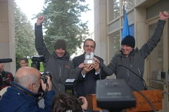 Tổng giám đốc Cơ quan LHQ tại Geneva, ông Sergei Ordzhonikidze (giữa), trao giải nhất cho hai tay đua đội Thụy Sĩ. (Ảnh: Lê Thanh)