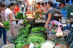 Hà Nội: Mưa bão, rau xanh khan hiếm vì bị găm hàng