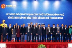 Phó Thủ tướng Nguyễn Xuân Phúc với các thành viên Hội đồng tư vấn cải cách thủ tục hành chính. (Ảnh: Nguyễn Dân/TTXVN)