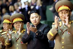 Ông Kim Jong Un (giữa). (Nguồn: Internet)