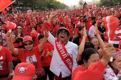 Người biểu tình "áo đỏ" tuần hành tại Bangkok. (Nguồn: THX/TTXVN)