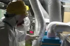 Kiểm tra thiết bị thông gió trong tòa nhà chứa lò phản ứng số 1 nhà máy Fukushima.(Nguồn: AFP/TTXVN)