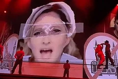 Hình ảnh bà Marine Le Pen bị gắn ký hiệu của Đức quốc xã trên trán. (Ảnh chụp từ Youtube)