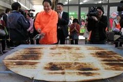 Chiếc bánh gạo nướng khổng lồ lập kỷ lục thế giới. (Ảnh: AFP/TTXVN)