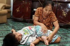 Chăm sóc nạn nhân chất độc da cam/dioxin. (Ảnh: Nguyễn Thủy/TTXVN)