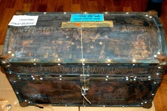 Két sắt chứa trái phiếu Mỹ giả được cảnh sát Italy thu giữ. (Nguồn: Ngự Bình/Vietnam+)