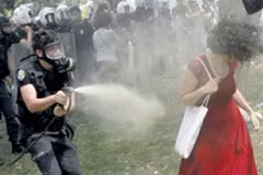 Cảnh sát thành phố Istanbul lập lại trật tự bằng vòi rồng. (Ảnh: Reuters)