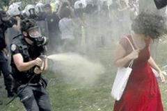 Cảnh sát thành phố Istanbul lập lại trật tự bằng vòi rồng. (Ảnh: Reuters)