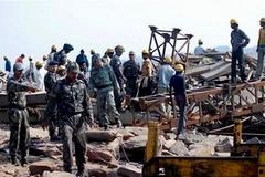 Hiện trường một vụ tai nạn sập cầu ở Ấn Độ. Ảnh minh họa. (Nguồn: BBC)