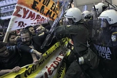 Những người biểu tình xung đột với cảnh sát trước cửa trụ sở Bộ tài Chính ở Athens. (Nguồn: AFP/TTXVN) 