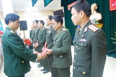 Trao bằng tốt nghiệp cho các học viên xuất sắc. (Nguồn: qdnd.vn)