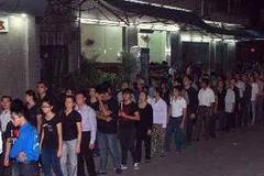 Dòng người xếp hàng chờ vào viếng Đại tướng Võ Nguyên Giáp. (Nguồn: TTXVN)