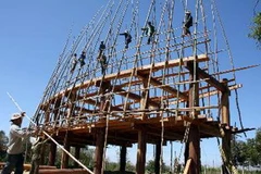Dựng mái nhà rông. Ảnh minh họa. (Nguồn: TTXVN)