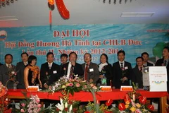 Khách mời và ban chấp hành Hội chụp ảnh lưu niệm. (Ảnh: Thanh Hải/Vietnam+)